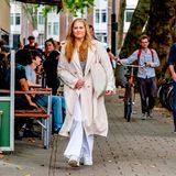 Prinzessin Amalia startet heute ihr Studium an der Universität von Amsterdam. Auf den ersten Blick wirkt sie fast wie eine normale Studentin, trägt eine locker geschnittene, helle Jeans, eine gemusterte Bluse und einen beigefarbenen Trenchcoat, dazu Sneakers. Doch die wartenden Fotografen lassen sie auffliegen! 