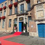 Aufregung macht sich auf dem Düsseldorfer Marktplatz breit! Herzogin Meghan und Prinz Harry werden mit Spannung erwartet und vor dem Rathaus wurde bereits der rote Teppich ausgerollt.
