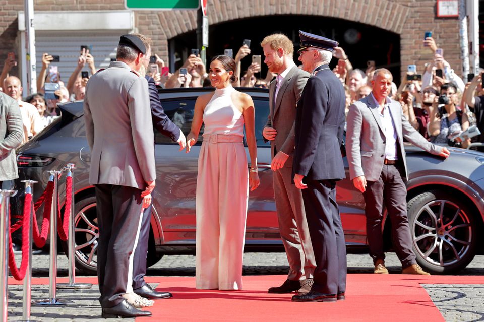 Endlich sind sie da! Die Menschenmenge jubelt, während Herzogin Meghan und Prinz Harry freundlich von Stephan Keller begrüßt werden.