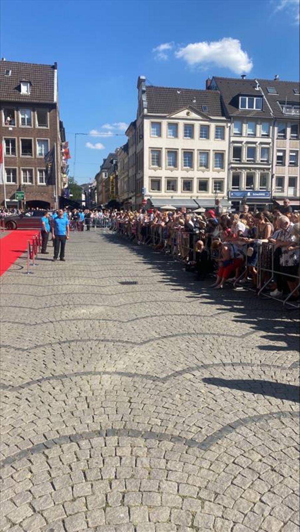 Während Herzogin Meghan und Prinz Harry im Rathaus verweilen, macht sich die Menschenmenge bereit, denn die Sussexes werden nach ihrem Termin noch einige Fan-Hände schütteln, bevor es weiter zur geplanten Bootstour geht. Während Herzogin Meghan und Prinz Harry im Rathaus verweilen, macht sich die Menschenmenge bereit, denn die Sussexes werden nach ihrem Termin noch einige Fan-Hände schütteln, bevor es weiter zur geplanten Bootstour geht.
