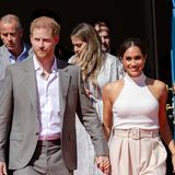 Prinz Harry und Herzogin Meghan verlassen das Rathaus und machen sich auf zur jubelnden Menge.