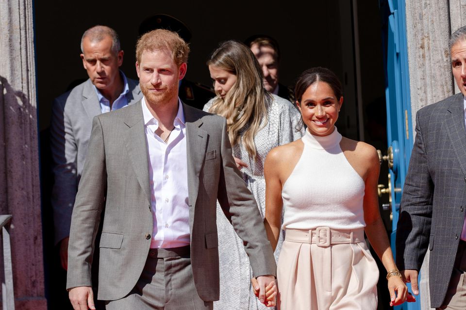 Prinz Harry und Herzogin Meghan verlassen das Rathaus und machen sich auf zur jubelnden Menge. Prinz Harry und Herzogin Meghan verlassen das Rathaus und machen sich auf zur jubelnden Menge.
