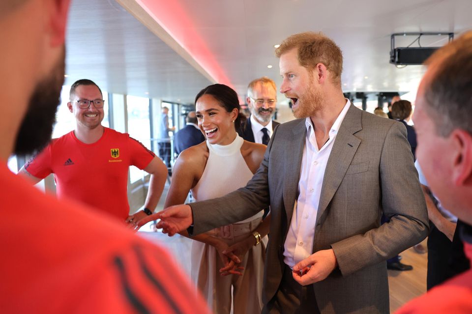 Herzogin Meghan und Prinz Harry sind auf der "MS RheinGalaxie" eingetroffen und schippern davon. Vor Ort halten sie erst einmal ein amüsantes Pläuschchen mit den offiziellen sowie potenziellen Teilnehmer:innen der Invictus Games. Herzogin Meghan und Prinz Harry sind auf der "MS RheinGalaxie" eingetroffen und schippern davon. Vor Ort halten sie erst einmal ein amüsantes Pläuschchen mit den offiziellen sowie potenziellen Teilnehmer:innen der Invictus Games.