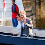 Nach der Fahrt mit der "MS RheinGalaxie" werden Herzogin Meghan und Prinz Harry mit einem kleinen Boot zur Merkur-Spiel-Arena gebracht.