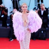 Die Gäste der "Il Signore Delle Formiche"-Premiere können Leonie Hanne in einem fedrigen Glamour-Look mit besonders tiefem Ausschnitt von Georges Hobeika und Schmuck von Pomellato bewundern.
