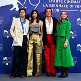 Schon bei der Pressekonferenz von "Don't Worry Darling" zeigen Harry Styles, Gemma Chan, Chris Pine und Olivia Wilde, dass ihre Venedig-Looks genau spannend sind wie die Gerüchte und Skandälchen rund um ihre Film.