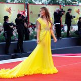 Style-Sonnenschein: "Don't Worry Darling"-Regisseurin Olivia Wilde strahlt in einem gelben Traumlook von Gucci.