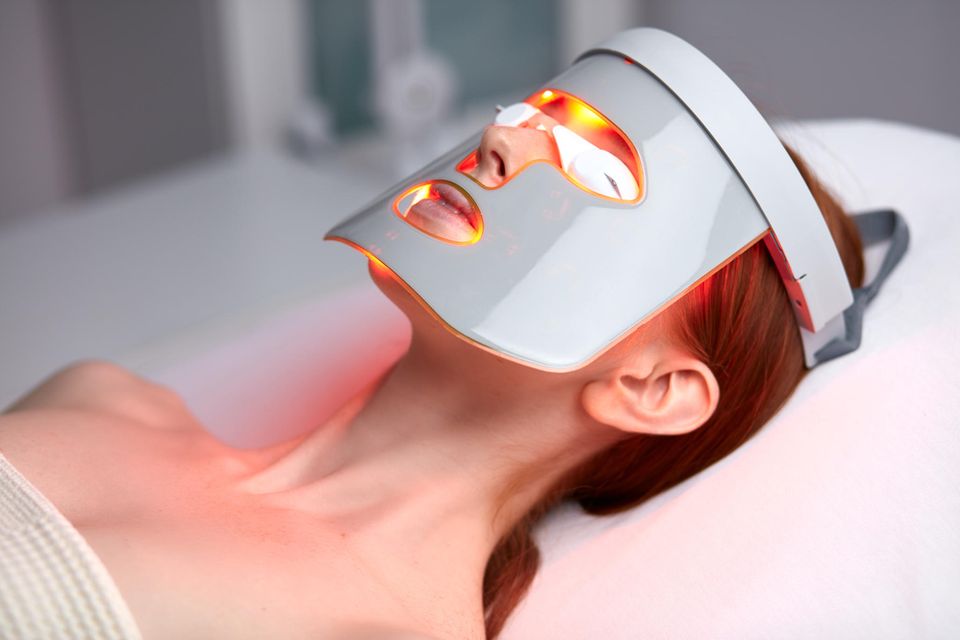 Eine Frau benutzt eine LED-Maske