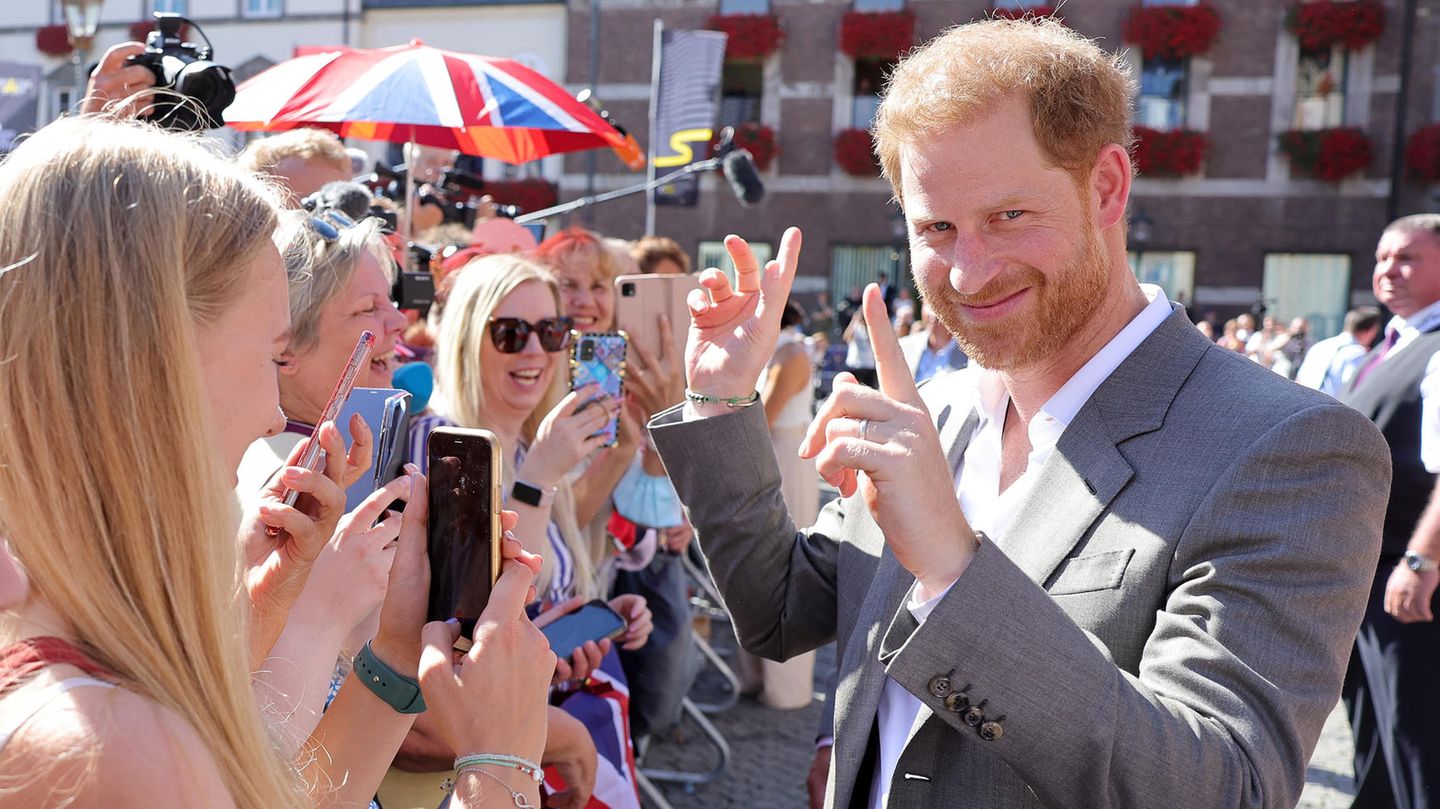 Prinz Harry In Düsseldorf zeigt er sich von seiner lustigen Seite
