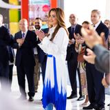 Königin Ranias Styling verdient einfach immer Applaus: So auch dieser Hemd-Faltenrock-Look aus einer Kollaboration von AZ Factora und Thebe Magugu, den sie sich für ihren Besuch des Kindermuseums in Amman ausgesucht hat. Und die Satin-Heels von Dior passen natürlich perfekt dazu.