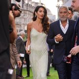 Auch wenn der neue Film von Ehemann George in London Premiere feiert, so ist Amal Clooney doch der glamourösere Blickfang auf dem Green Carpet. Sie bezaubert in einem zarten lindgrün glitzernden Vintage-Dress aus der Frühjahrskollektion 2001 von John Galliano. Aber das ist nicht der einzige Wow-Look ihres London-Besuchs.
