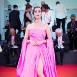 Ein absoluter Blickfang ist die italienische Influencerin Marzia Peragine in ihrem knallig pinkfarbenen Bustierkleid.