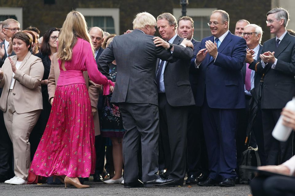 Carrie Johnson: Von hinten überrascht Johnsons Kleid mit einem Rückenausschnitt. Von hinten überrascht Johnsons Kleid mit einem Rückenausschnitt.