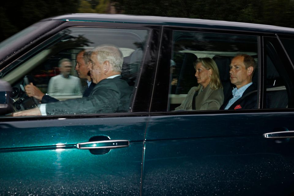 Prinz William, Prinz Andrew und Gräfin Sophie sowie Prinz Edward treffen mit dem Auto auf Schloss Balmoral ein.