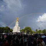 Der Moment, dem Millionen Menschen in Großbritannien und der ganzen Welt ängstlich entgegen gesehen haben, ist da: Queen Elizabeth ist tot. Über dem Buckingham Palast hat sich kurze Zeit vorher ein Regenbogen gebildet. 