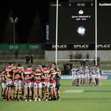 Die Mannschaften eines Rugby-Spiels im neuseeländischen Hamilton halten eine Schweigeminute ab, auf der  Anzeigetafel ist die Todesanzeige der Queen zu lesen.