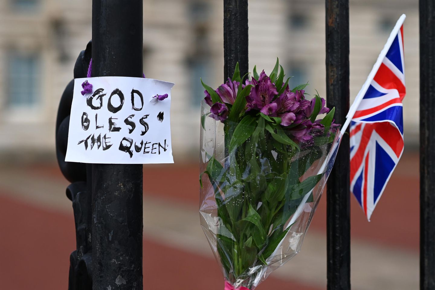 God bless the Queen: Viele solcher Trauerbekundungen wurden an das Tor des Buckingham Palastes hinterlassen.