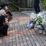 Vor der Britischen Botschaft in Tokio, Japan sind Trauernde in stilles Gebet versunken, und auch dort legten viele Blumen als letzten Gruß nieder.