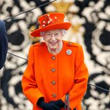 In einem strahlenden orangefarbenen Ensemble besucht Queen Elizabeth am 7. Oktober 2021 den Start des Baton Relay – ein weltweiter Staffellauf vor Beginn der Commonwealth Games. 