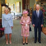 Am 13. Juni 2021 begrüßt Queen Elizabeth US President Joe Biden und First Lady Jill Biden auf Windsor Castle. Das florale Midikleid der Königin in zartem Rosa passt hervorragend zum hellblauen Look der First Lady. Es scheint fast, als hätten sich die beiden abgesprochen.