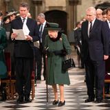 Zum ersten Todestag von Prinz Philip erscheint Queen Elizabeth in einem dunkelgrünen Mantelkleid und passendem Hut in Westminster Abbey. Der dunkelgrüne Farbton ist die Farbe der offiziellen Garderobe von Prinz Philip gewesen. Sie ist als "Edinburgh-Grün" bekannt und wurde für die Uniformen des Personals und für Privatfahrzeuge verwendet. 