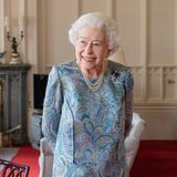 Am 28. April 2022 empfängt Queen Elizabeth den Schweizer Bundespräsident Ignazio Cassis auf Schloss Windsor. Das blaue Kleid mit Paisley-Muster lässt die Monarchin strahlen. Wie bei fast jedem Auftritt trägt sie außerdem ihre Perlenketten um den Hals.