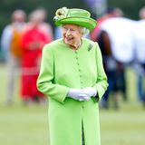 Für den Royal Windsor Cup 2021 setzt Queen Elizabeth auf ein besonders auffälliges Outfit: ein hellgrüner Mantel und der passende Hut. Darunter trägt die Monarchin ein weißes Blumenkleid. 
