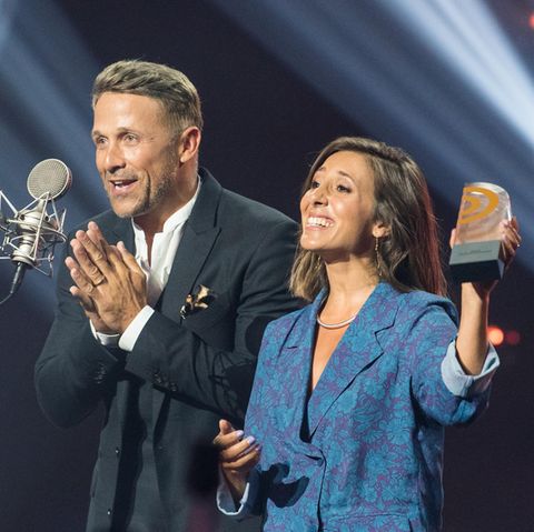 Florian Ambrosius und Vanessa Civiello stehen auf der Bühne des Deutschen Radiopreises.