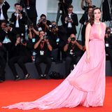 Was für ein Look! Ana de Armas begeistert bei der Premiere von "Blonde" in einem rosafarbenen Kleid mit XL-Schleppe.