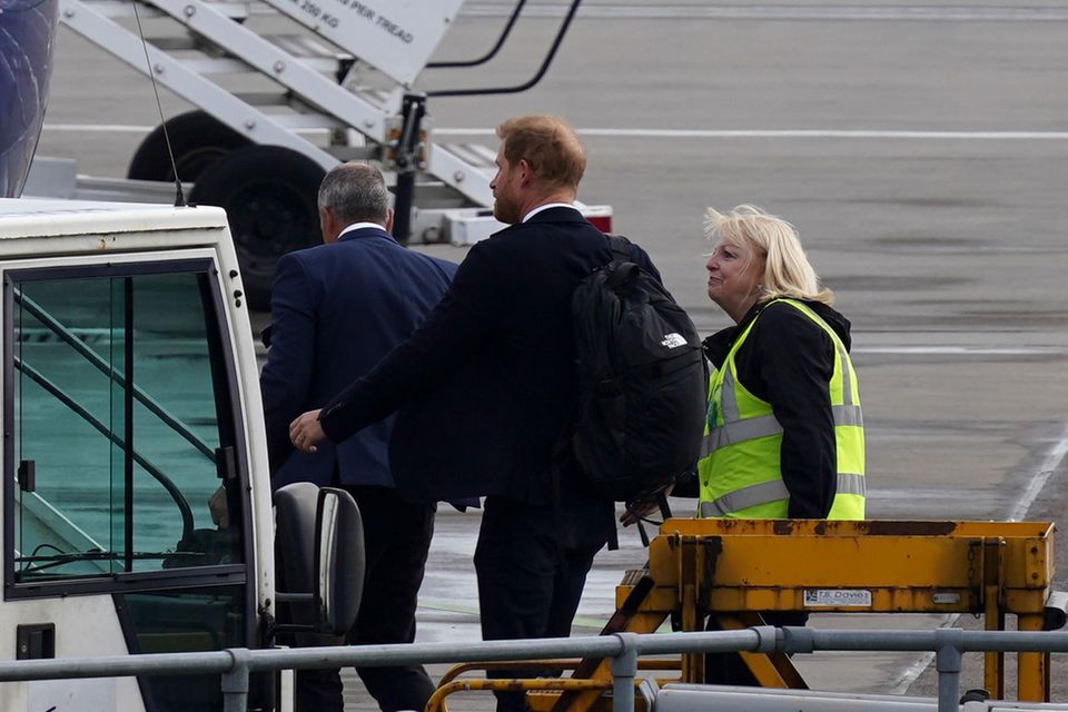 Prinz Harry besteigt am Tag nach dem Tod von Queen Elizabeth, 9. September 2022, ein Flugzeug im schottischen Aberdeen.