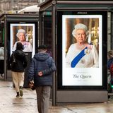 In der Innenstadt von Edinburgh wird der verstorbenen Königin an allen Bushaltestellen gedacht.