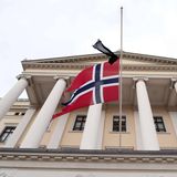 Am Königlichen Schloss in Oslo hängt nicht nur die Fahne auf Halbmast, auch ein kleines schwarzes Tuch der Trauer weht im norwegischen Wind.