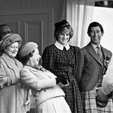 1982  Die Queen brachte gerne ihre ganze Familie zum Lachen, hier bei den Braemar Highland Games. Queen Mom, Queen Elizabeth, Prinzessin Diana und Prinz Charles amüsieren sich im wahrsten Sinne des Wortes königlich.