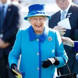 2017  Wo Queen Elizabeth auftauchte, stieg die Stimmung, so auch bei einem Springreitturnier in Newbury, wo ihr Pferd Call To Mind das Derby gewann.