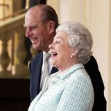2004  Der im April 2021 verstorbene Prinz Philip war ebenfalls für seinen Humor bekannt, auch wenn dieser viele Fettnäpfchen bereithielt. Gemeinsam haben er und Queen Elizabeth viel gelacht, wahrscheinlich ein offenes Geheimnis ihrer langen Ehe.