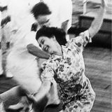 1947  Ein Moment der fröhlichen Unbeschwertheit, eingefangen als die damalige Kronprinzessin Elizabeth mit Seekadetten auf der HMS Vanguard Fangen spielt.