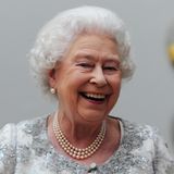 2012  Bei einem Besuch der Royal Academy of Arts in London war Queen Elizabeth ausgesprochen gut gelaunt. Kein Wunder, denn mit den Olympischen Spielen in der Stadt und den großen Feierlichkeiten anlässlich ihres 60. Thronjubiläum war die Stimmung überall im Land eine ganz besondere.