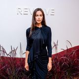 Irina Shayk zeigt sich zum Auftakt der Fashion Week in New York in einem sehr klassischen Look. Sie besucht die Revolve Gallery in einem hochgeschlossenen Kleid in Dunkelblau, zu welchem sie Stilettos mit Riemchen kombiniert. Auch bei ihrem Make-up hält sie sich bedeckt und sieht fast ungeschminkt aus. 