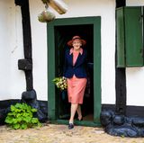 Bei der Feier zum 500. Jubiläum der niederländischen Landwirte in Dänemark setzt Margrethe auf einen etwas gedeckteren Look, der dennoch nicht ohne Farben auskommt. Zum pfirsichfarbenen Kleid kombiniert die Königin eine dunkelblaue Jacke. Ihr Hut erstrahlt in den gleichen Farben.