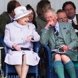 2012  Ihren Erstgeborenen Prinz Charles konnte Queen Elizabeth immer zum Lachen bringen. Dem neuen König dürfte in diesen schweren Tagen nicht zum Lachen zumute sein, aber vielleicht erleichtern die Erinnerungen an die geteilten Momente seine Trauer.