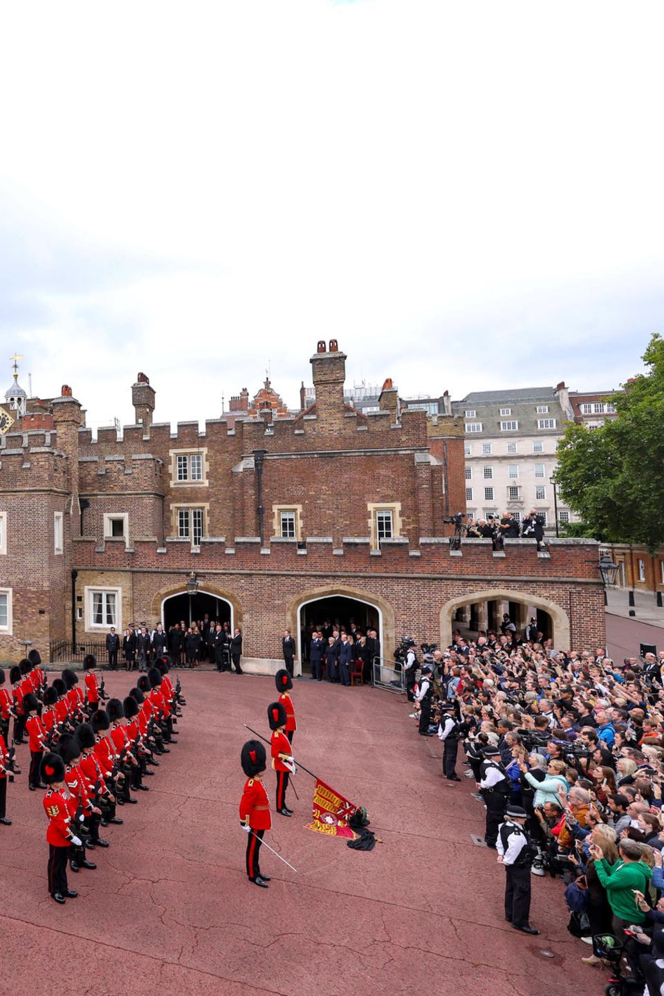 König Charles wird auf dem Hof des St. James Palace erneut zum Souverän ausgerufen
