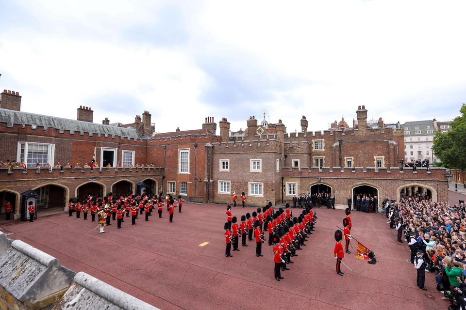 König Charles wird auf dem Hof des St. James Palace erneut zum Souverän ausgerufen
