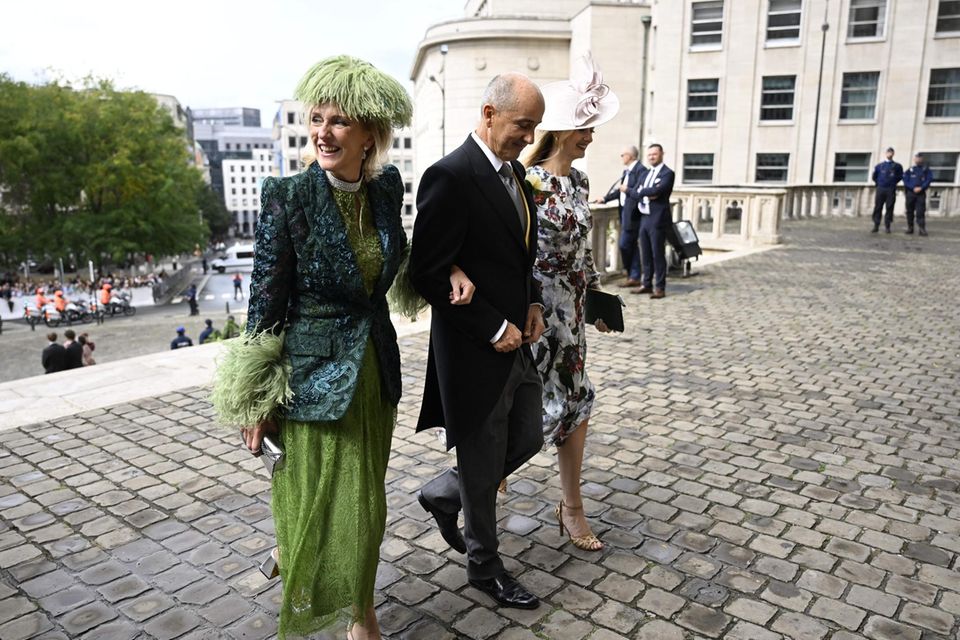 Prinzessin Maria Laura von Belgien: Die Brautmutter Prinzessin Astrid in einem skurrilen Feder-Look Die Brautmutter Prinzessin Astrid in einem skurrilen Feder-Look
