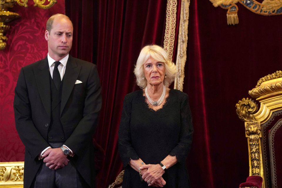 Herzogin Camilla trägt Perlen als Zeichen der Trauer