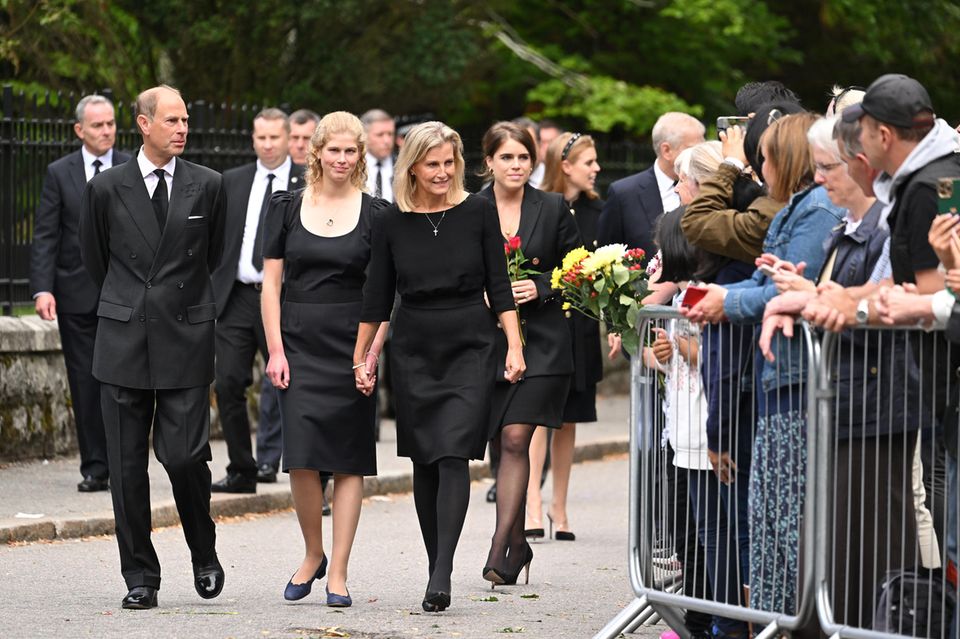 10. September 2022 Mitglieder der Royal Family, darunter Prinz Edward, Lady Louise Windsor, Gräfin Sophie von Wessex, Prinzessin Eugenie und Prinzessin Beatrice, haben heute an einem privaten Gottesdienst auf Schloss Balmoral teilgenommen. Danach begrüßen sie die anwesende Menschenmenge.