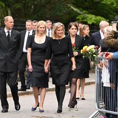 10. September 2022  Mitglieder der Royal Family, darunter Prinz Edward, Lady Louise Windsor, Gräfin Sophie von Wessex, Prinzessin Eugenie und Prinzessin Beatrice, haben heute an einem privaten Gottesdienst auf Schloss Balmoral teilgenommen. Danach begrüßen sie die anwesende Menschenmenge.