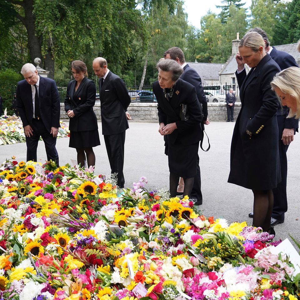Gemeinsam betrachten Prinz Andrew, Prinzessin Eugenie, Prinz Edward, Prinzessin Anne, ihr Sohn Peter, Zara Tindall, dahinter Annes Mann Sir Tomithy Laurence, Lady Louise Windsor und Gräfin Sophiedie unzähligen Blumen und Kondolenzgrüße, die am Tor von Schloss Balmoral abgelegt wurden.