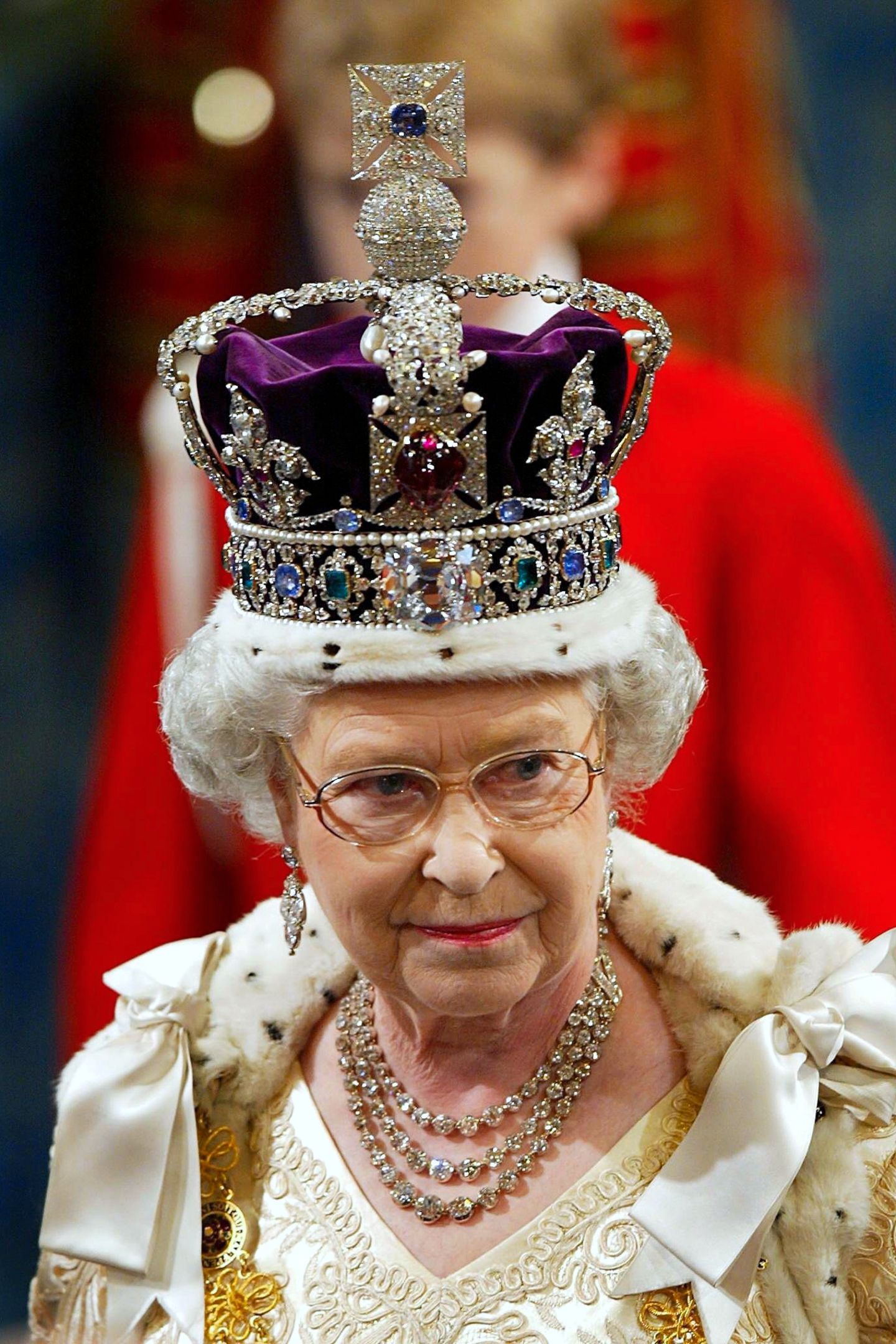Das wohl bedeutenste Juwel des britischen Königshauses: die Imperial State Crown. Sie wird traditionell am Ende der Krönungszeremonie beim Auszug aus der Westminster Abbey getragen und wiegt etwas über ein Kilogramm. Der Wert der Krone wird auf rund 300.000 Pfund geschätzt. 