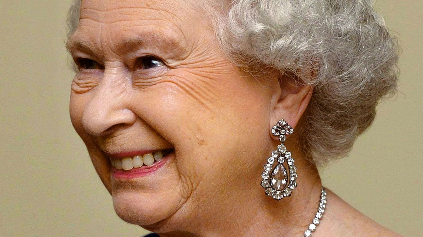 Queen-Elizabeth-Die-legend-rsten-Schmuckst-cke-von-Queen-Elizabeth-