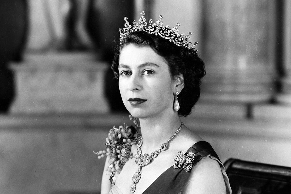 Das Diadem, das Queen Elizabeth hier während eines Fototermins im Januar 1954 im Buckingham Palast trägt, ist ein Hochzeitsgeschenk ihrer Großmutter Queen Mary. Die Bogen-Brosche und die mit Diamanten besetzten Tropfen-Ohrringe gehören ebenfalls zur jahrhundertealten Schmucksammlung der britischen Royals. Das Armband stammt aus verbliebenen Diamanten des zerlegten Diadems von Prinz Philips Mutter und war ein Hochzeitsgeschenk ihres Ehemannes. Hingucker ist aber die Halskette, die sie vom Nizam von Hyderabad zur Hochzeit geschenkt bekommen hatte. Die darf viele Jahre später auch Herzogin Catherine tragen.